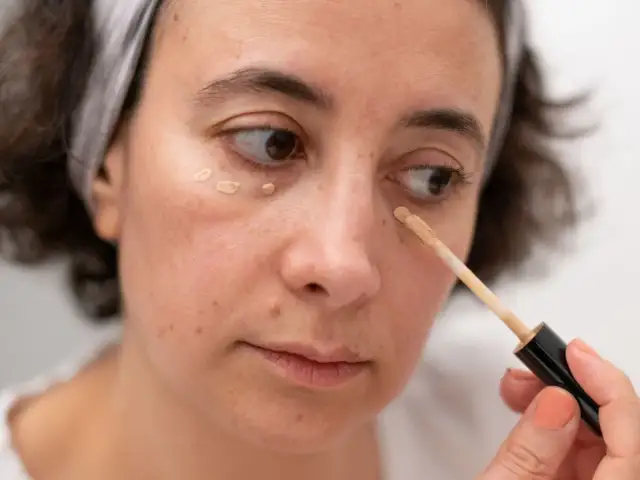 Czy korektor można nakładać na całą twarz? Odkryj wady i zalety