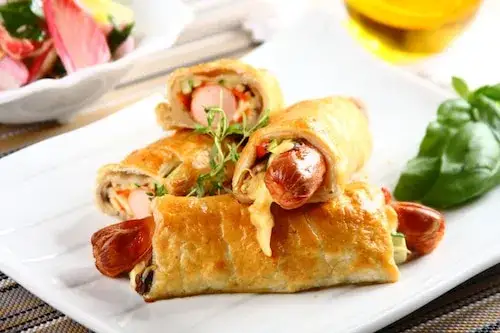 Parówki w cieście naleśnikowym – pyszne przepisy, które zaskoczą