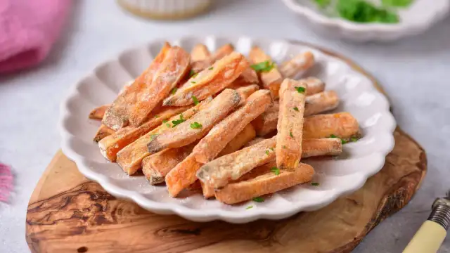 Pieczenie frytek z batatów: 220°C i mąka to klucz do chrupkości