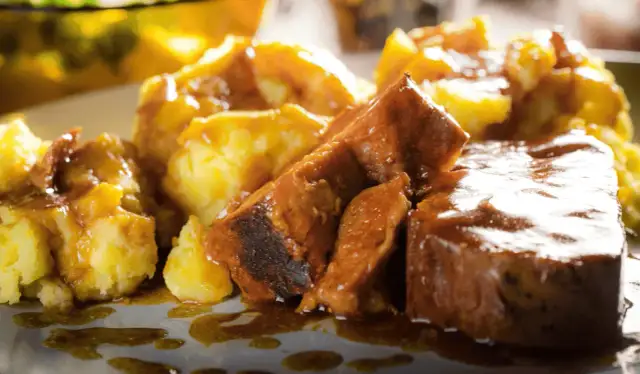 Sos z karkówki: przepis na idealny smak i aksamitną konsystencję