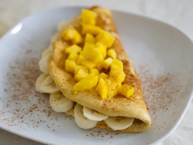 Prosty przepis na puszysty omlet na słodko z owocami i czekoladą