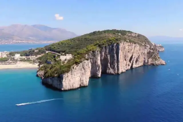 Montagna Spaccata Gaeta: Guida, Leggenda e Visita 2025