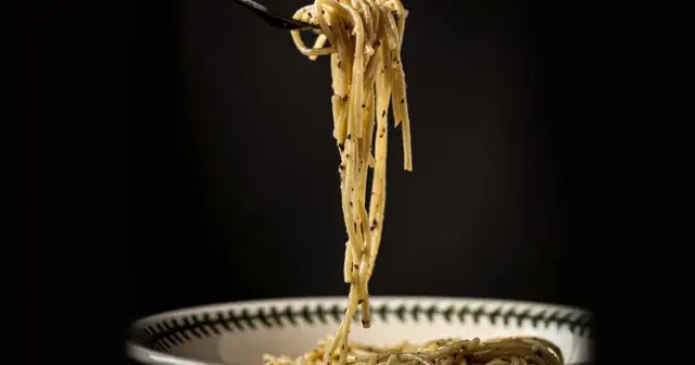 Prosty przepis na spaghetti z czosnkiem, który zachwyci Twoje podniebienie