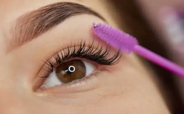 Jak długo się trzymają kępki rzęs? Odkryj sekrety trwałości