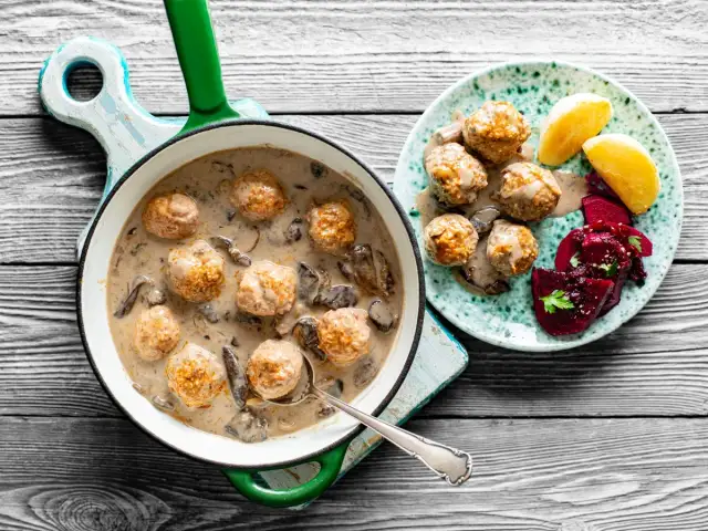 Pyszne klopsiki w sosie grzybowym z czym podawać? Na talerzu ziemniaki i buraczki. Idealny obiad!