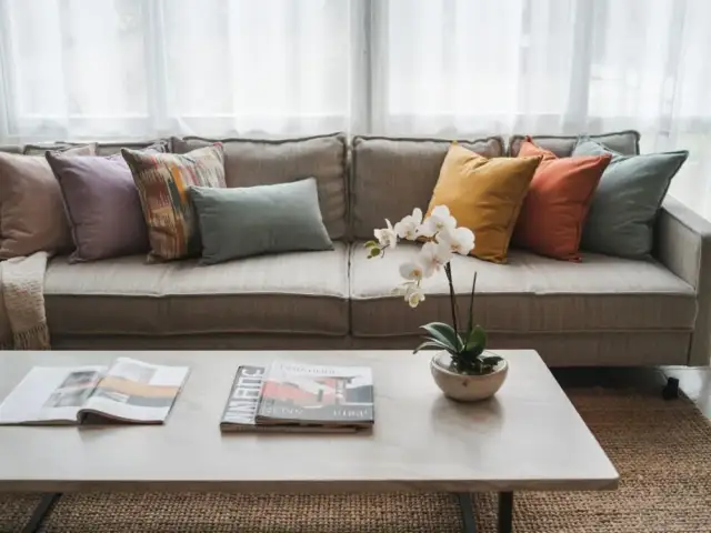 Jak dobrać poduszki do salonu? Praktyczny przewodnik