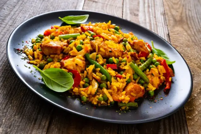 Ryż z warzywami na patelni: Szybki obiad, zero waste, pełen smaku