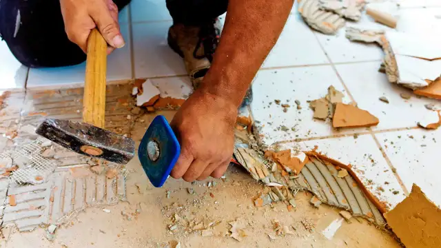 Jak skutecznie skuć kafelki? Poradnik krok po kroku i analiza kosztów