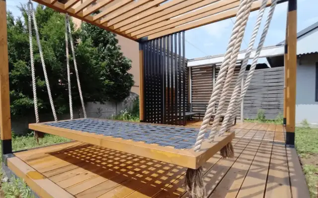 Pergola na tarasie DIY: jak zbudować? Przepisy, materiały, koszty