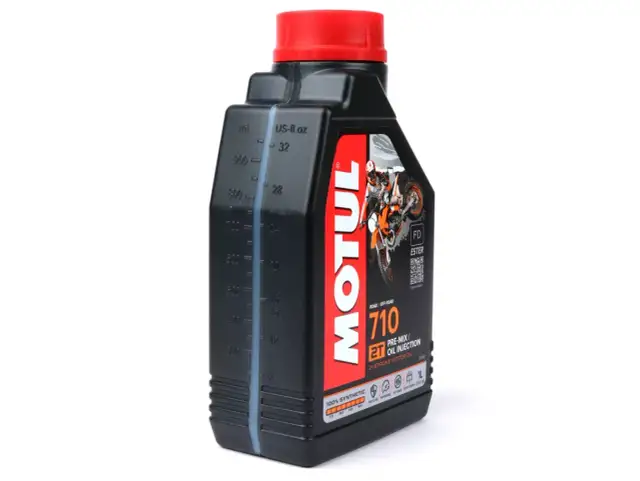 Czarna butelka oleju Motul 710 2T z czerwonym korkiem i naklejką z motocyklistą.