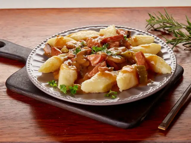 Kluski śląskie z gęstym sosem mięsnym i grzybami. Idealny sposób, jak zrobić sos z rosołu, by był pyszny i sycący.