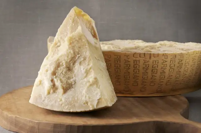 Parmigiano Reggiano czy parmezan? Jak wybrać prawdziwy oryginał?