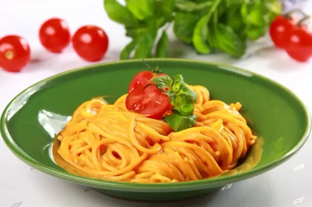 Jak zrobić sos do spaghetti z pomidorów, który zachwyci smakiem