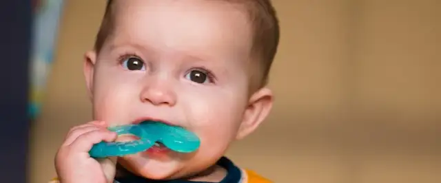 Jaka temperatura przy ząbkowaniu? Kiedy powinieneś się martwić?