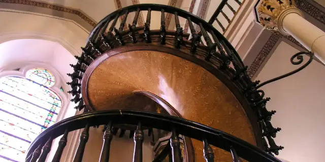 Schody jak w Casino de Paris – odkryj ich wyjątkowy styl i historię