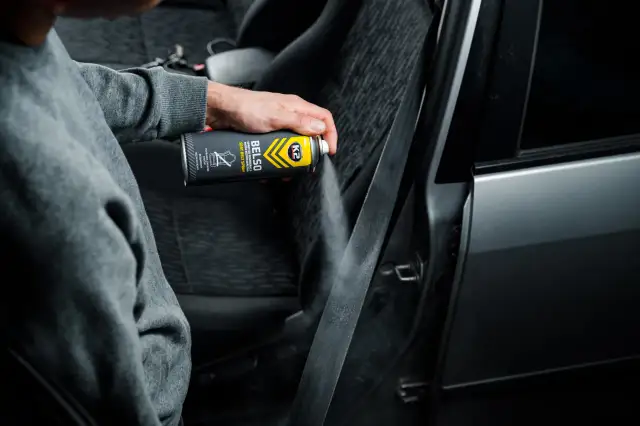 Bezpieczne czyszczenie pasów w aucie: Krok po kroku i czego unikać