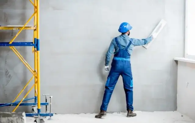 Czy gruntować pod tynk cementowo-wapienny? Klucz do trwałości tynku