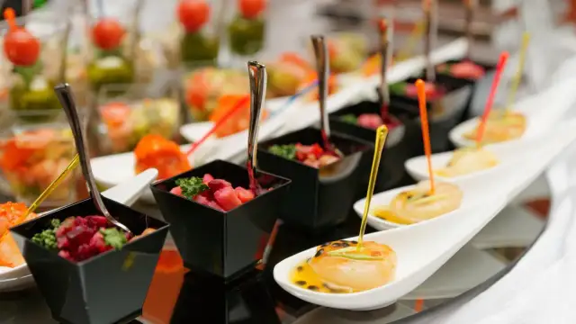 Catering ile za osobę: poznaj koszty i opcje dla Twojej imprezy