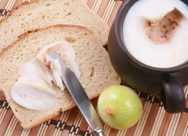 Kiedy dodać cebulę do smalcu, aby uzyskać idealny smak?