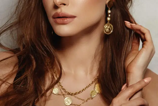 Stójka i biżuteria: Jak stworzyć perfekcyjny look bez naszyjnika?