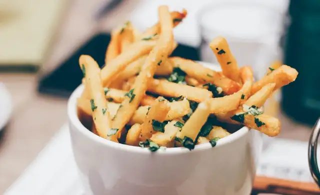 Ile kalorii ma porcja frytek? Zaskakujące różnice w kaloryczności