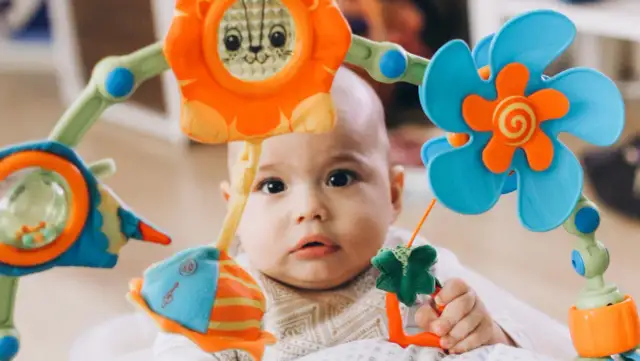 Jakie zabawki dla 5 miesięcznego dziecka najlepiej wspierają jego rozwój
