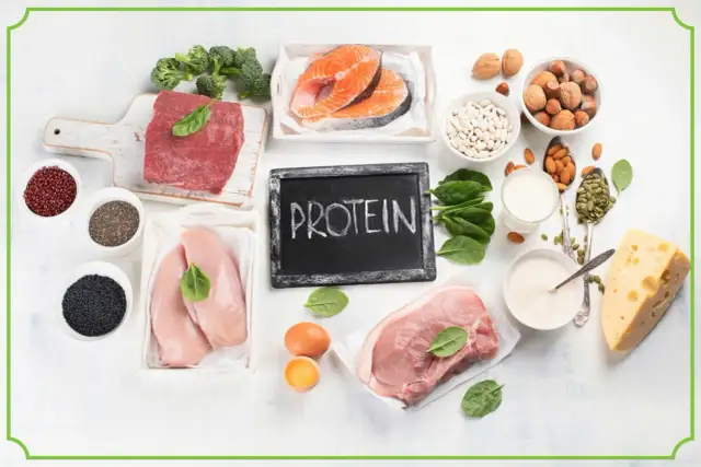 Różnorodne źródła białka: mięso, ryby, nabiał, jaja, orzechy, nasiona i rośliny strączkowe. Wybór między białkiem roślinnym czy zwierzęcym.