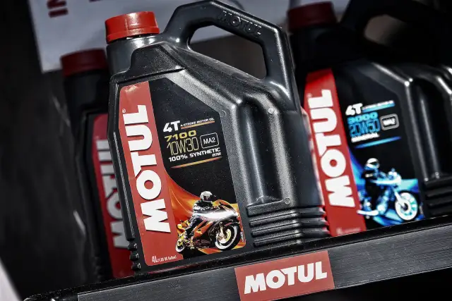 Jaki olej do silnika WSK 125? Uniknij kosztownych błędów w wyborze