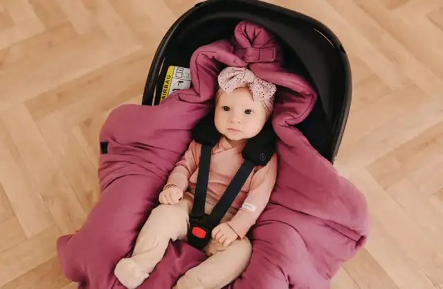 Jak ubrać noworodka na spacer jesienią, by uniknąć przegrzania?