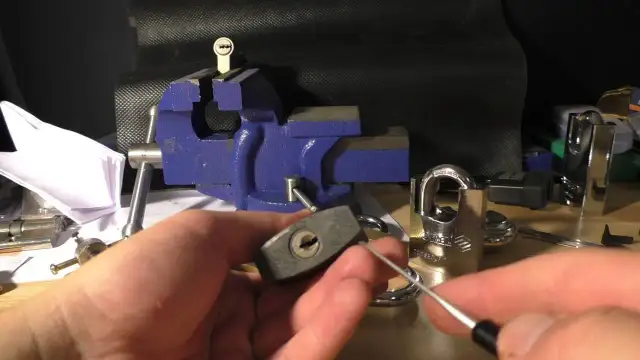 Jak otworzyć kłódkę do skrzynki elektrycznej? Bezpieczne metody