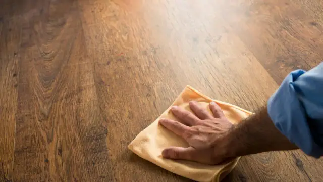 Skuteczne metody usuwania wosku z paneli podłogowych bez uszkodzeń