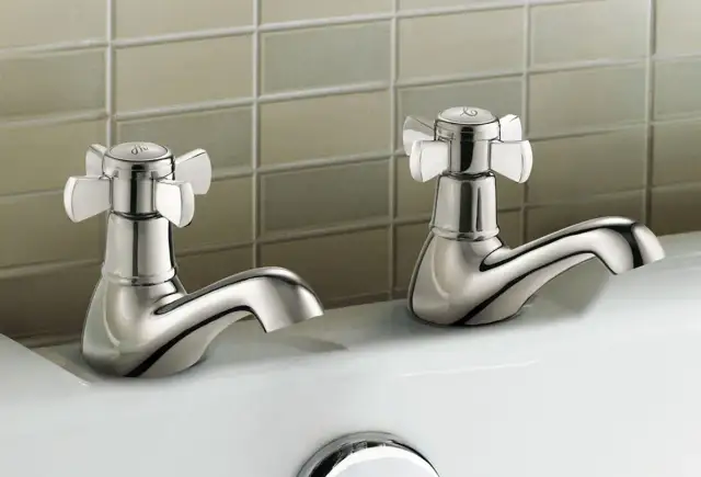 Dlaczego w Anglii są dwa krany? Odkryj zaskakujące powody