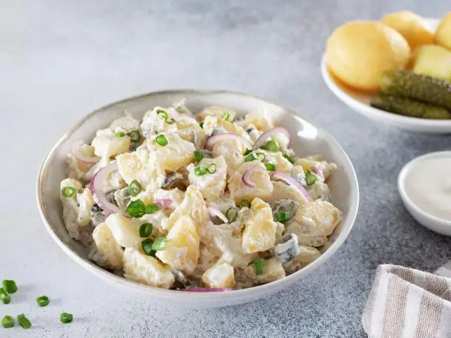 Pyszna sałatka ziemniaczana z cebulą i ogórkiem kiszonym. Idealna na grilla i piknik. Oto jak zrobić sałatkę ziemniaczaną!