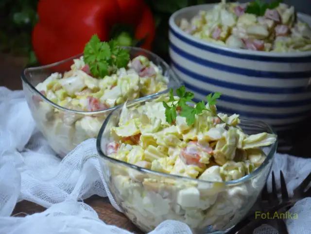 Jaką sałatkę zrobić z kapusty pekińskiej? 5 pysznych przepisów, które zaskoczą