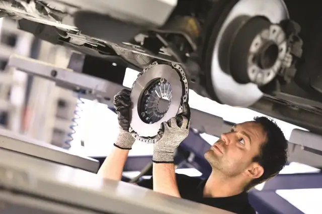 Montaż tarczy sprzęgła którą stroną: uniknij kosztownych błędów