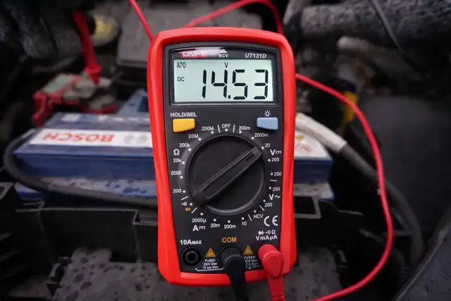 Multimetr pokazuje 14.53V, co jest dobrym wynikiem. Tak sprawdzisz, czy alternator ładuje.