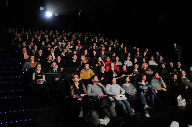 Ile zarabia pracownik kina Helios? Zaskakujące różnice w wynagrodzeniach