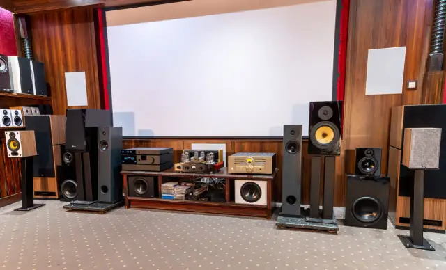 Wiele głośników i sprzętu audio tworzy idealne centrum rozrywki. To marzenie każdego miłośnika magazynu hi fi.