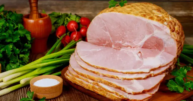 Ile kalorii ma szynka? Wybierz najlepszą na diecie!