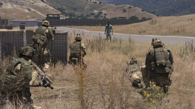 Milsim Arma 3: Jak zacząć? Przewodnik po modach i jednostkach