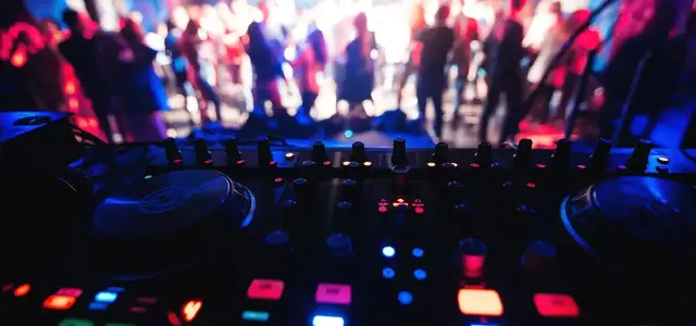 Ustroń: Gdzie potańczyć? Kluby, dancingi i muzyka dla każdego!