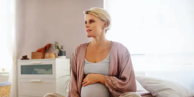 Ciąża po 50: objawy, które mogą zaskoczyć i mylić z menopauzą