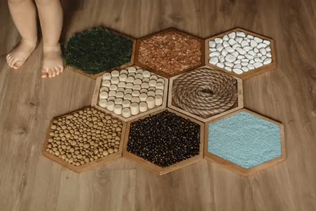 Mata sensoryczna: Jaka najlepsza? Przewodnik po wyborze i zabawach