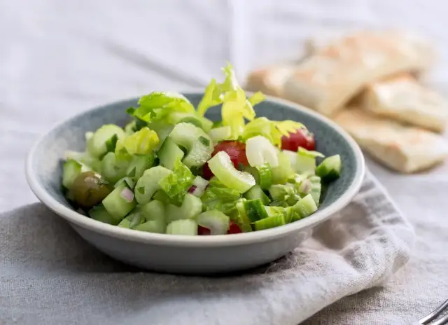 Jak zrobić surówkę z sałaty lodowej, która oczaruje Twoich gości