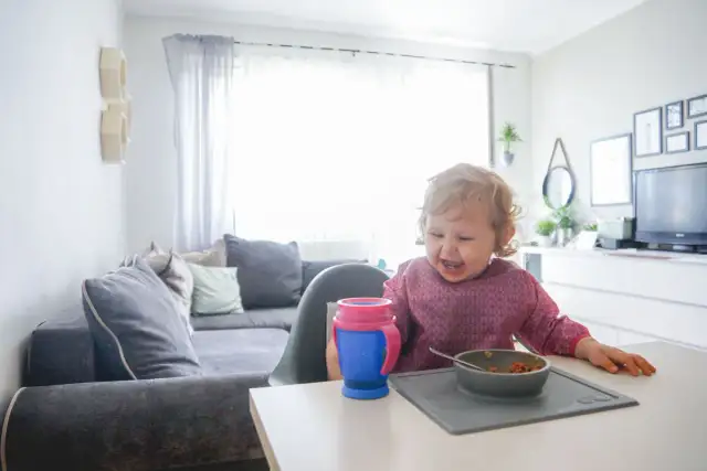 Jak nauczyć 6 miesięczne dziecko pić z butelki bez stresu?