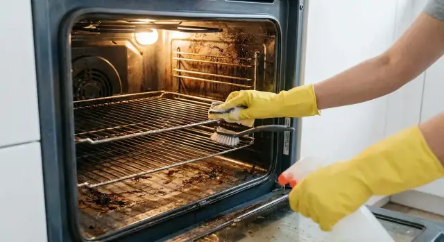 Jak wyczyścić piekarnik? Soda, ocet, pyroliza pełny poradnik.