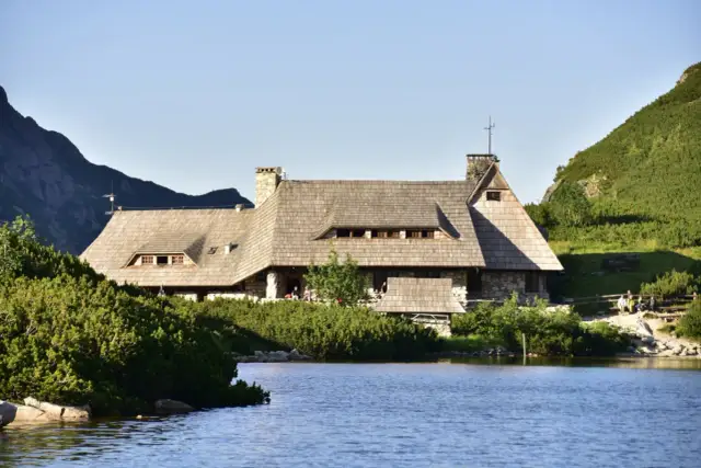 Ile kosztuje nocleg w schronisku? Ceny i praktyczne porady