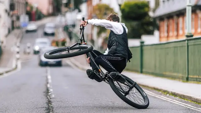Czy jazda na jednym kole rowerem jest legalna? Sprawdź, co grozi