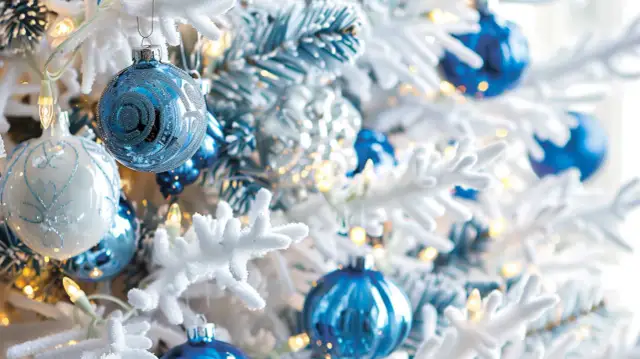 Biała choinka z niebieskimi ozdobami: Zimowy look na święta
