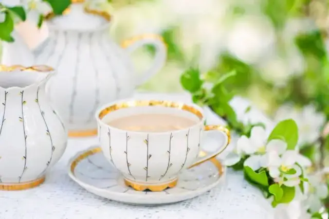 Jak jest po angielsku herbata? Poznaj jej znaczenie i tradycje